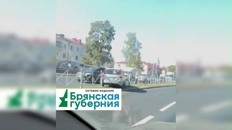 В Брянске на проспекте Московском водитель легковушки влетел в ограждение