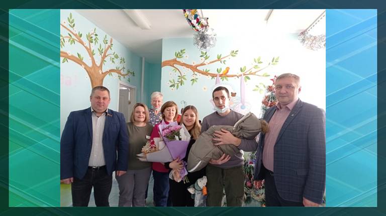 В Новозыбкове первому новорожденному в 2024 году ребенку подарили коляску