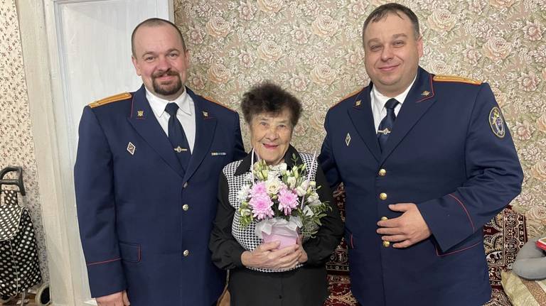 В Почепе следователи поздравили со 100-летним юбилеем ветерана войны Анну Ковалёву