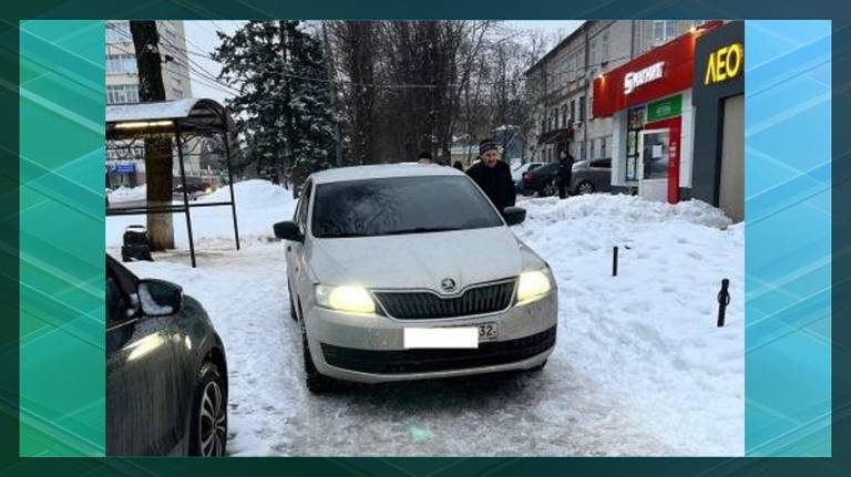 В Брянске водителя Skoda оштрафовали по фото из соцсети за парковку на тротуаре