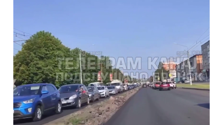 В Брянске на мясокомбинате машины встали в огромной пробке