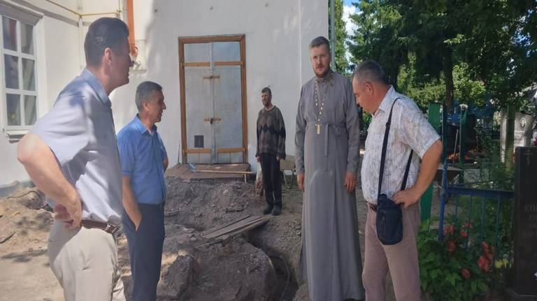 В Трубчевске на территории Сретенского храма начались благоустроительные работы