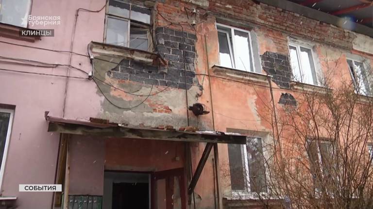 Жители аварийного дома в Клинцах оказались предоставлены сами себе