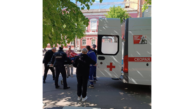 В Новозыбкове полицейские помогли донести больную женщину до "скорой"