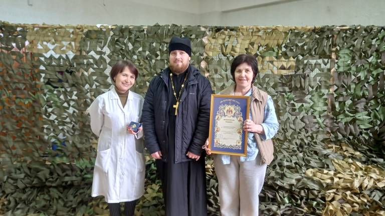 Военный священник Брянской епархии вручил волонтёрам медали за поддержку воинов
