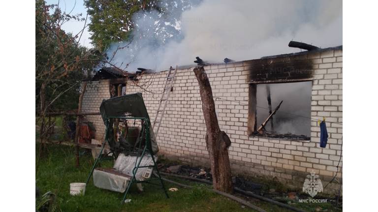 В брянском поселке Гостиловка сгорел жилой дом