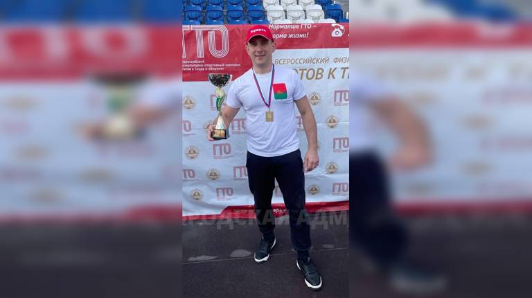 Глава Фокинского района Брянска Александр Гаврилов получил два золотых значка ГТО