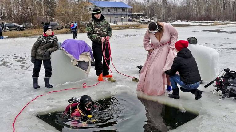 В Брянске модель Оксана Новикова нырнула под лёд в вечернем платье