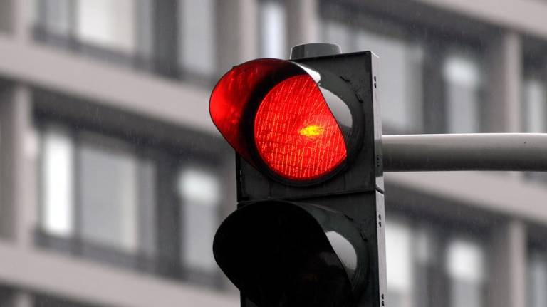 В Брянске за сутки 12 водителей проскочили на красный сигнал светофора