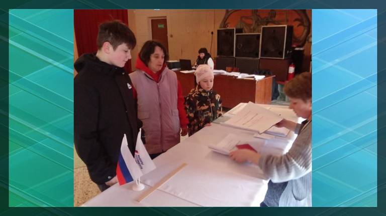 Семья юного брянского героя Фёдора Симоненко проголосовала на выборах президента России