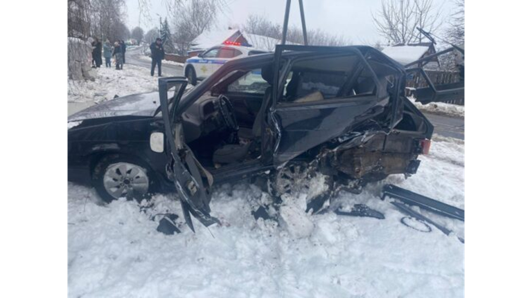 В новозыбковском селе 54-летний лихач на «Приоре» протаранил припаркованный «ВАЗ»