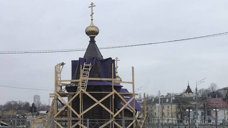 Крыша Спасо-Покровской часовни в Брянске стала фиолетовой
