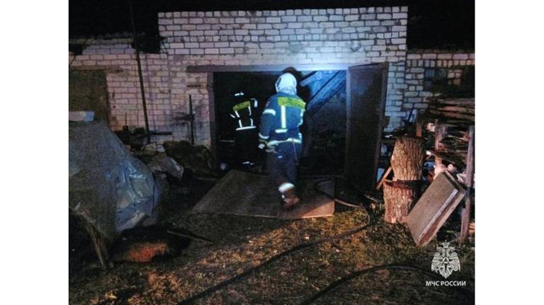 Под Клинцами в горящем гараже получили ожоги мужчина и женщина 