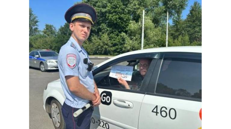 В Брянске автоинспекторы провели ликбез для таксистов