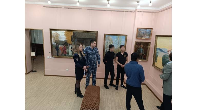 В Брянске несовершеннолетние осужденные побывали на экскурсии в музее братьев Ткачевых