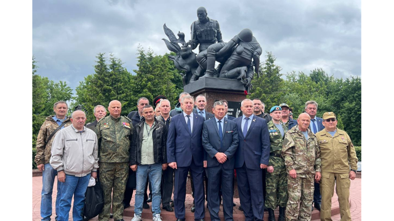 В Брянске на мемориале «Круговая оборона» почтили память ветеранов боевых действий