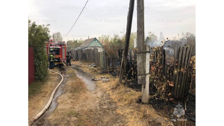 В Фокинском районе Брянска загорелся дачный дом