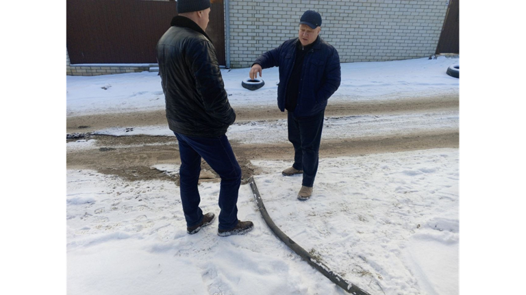 В Брянске владелец дома по переулку Флотскому организовал слив отходов на дорогу