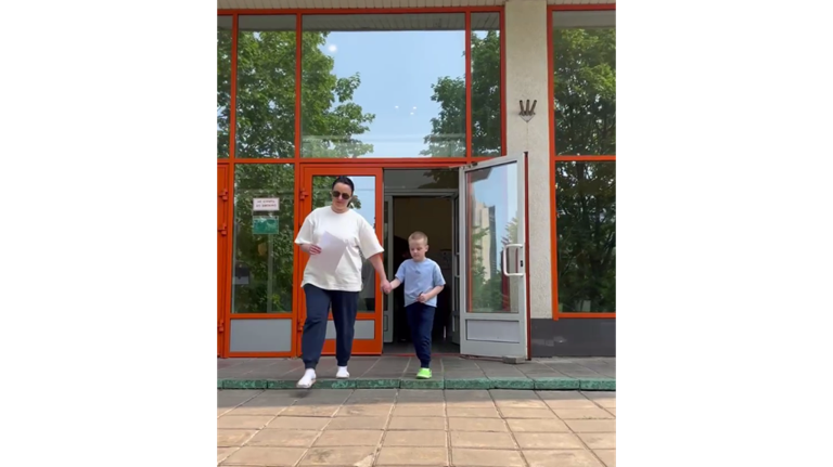 Пострадавший при теракте под Брянском 4-летний Саша едет домой