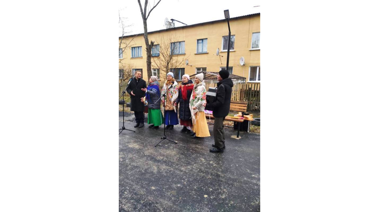 В Клетне прозвучали песни в благоустроенном дворе микрорайона №1 В Клетне прозвучали песни в благоустроенном дворе микрорайона №1