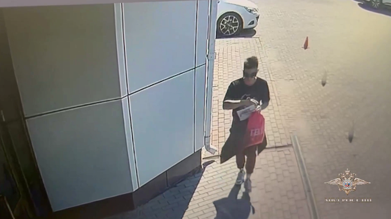 В Брянске суд обязал 19-летнего парня вернуть потерянные инкассатором деньги