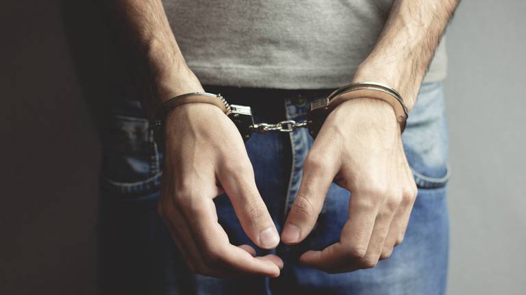 В Брянске 25-летний уголовник во время драки с прохожим похитил 30 тысяч рублей