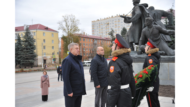 Посол Беларуси Александр Рогожник возложил в Брянске цветы к Вечному огню