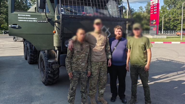 Брянский священник передал гуманитарную помощь бойцам группировки «Север»