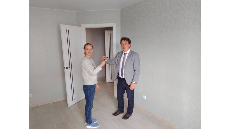 Сироте из Климовского района вручили ключи от квартиры в Клинцах