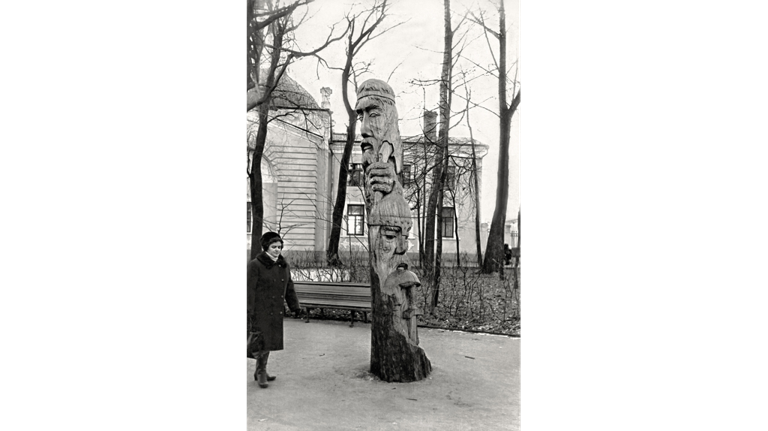 В соцсетях опубликовали архивное фото скульптуры «Акула и Пересвет» в Брянске 