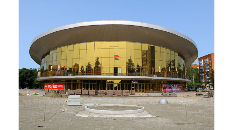 В Брянске на площади перед цирком уложили 250 квадратных метров плитки
