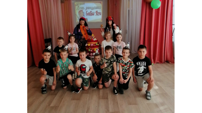 В Клинцах отметили день рождения Бабы-яги