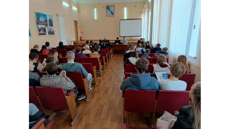 Брянские автоинспекторы провели беседу с состоящими на учёте подростками