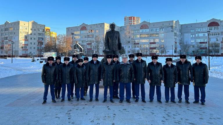 В Брянске работники прокуратуры возложили цветы к памятнику Александру Рекункову
