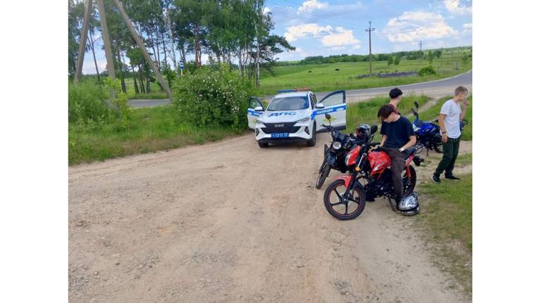 В Новозыбкове подростки, не имеющие прав, устроили покатушки на мотоциклах