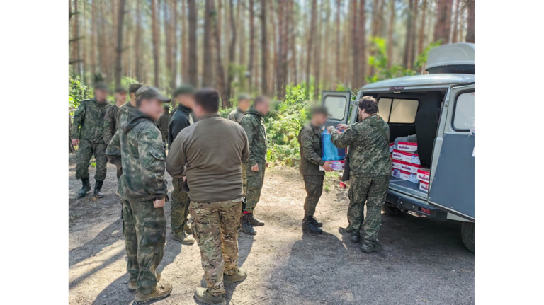 Брянские женщины побаловали военных на позициях домашними котлетами и пирожками