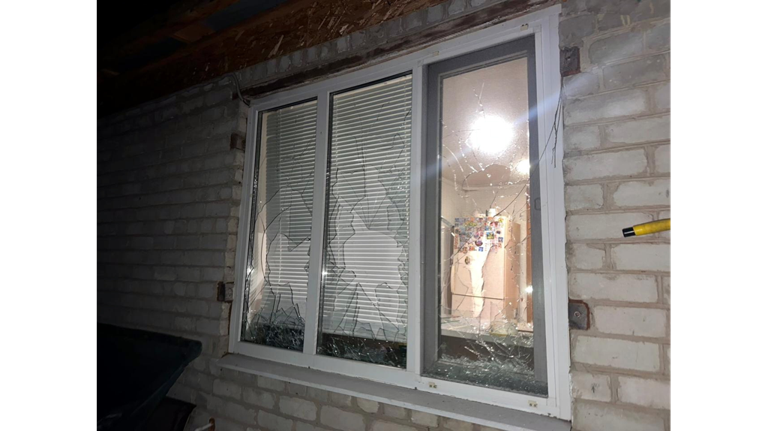 В Почепе уголовник разбил металлической трубой окна в доме знакомой