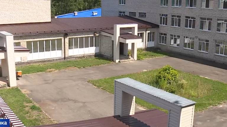 В Дубровке ремонтируют две школы