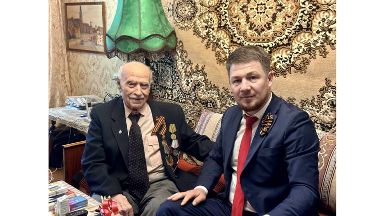 В День Победы брянские адвокаты поздравили с праздником ветерана войны Михаила Исаковича