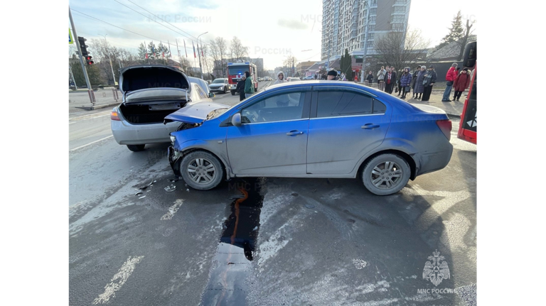 Спасатели ликвидировали последствия ДТП на Кургане Бессмертия в Брянске