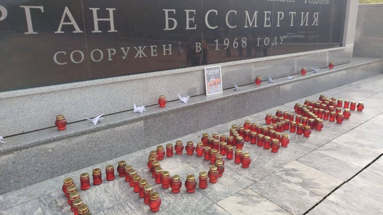 На Кургане в Брянске зажгли десятки свечей в память о жертвах Беслана