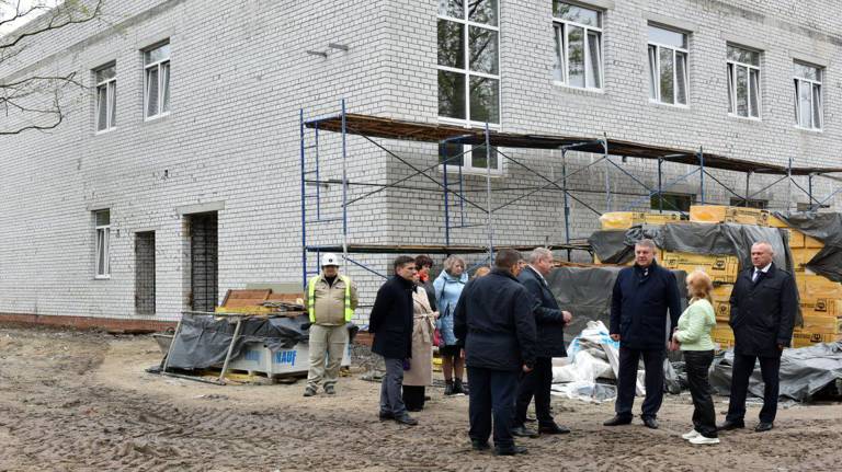 Губернатор призвал соблюдать сроки реконструкции школы искусств №10 в Брянске