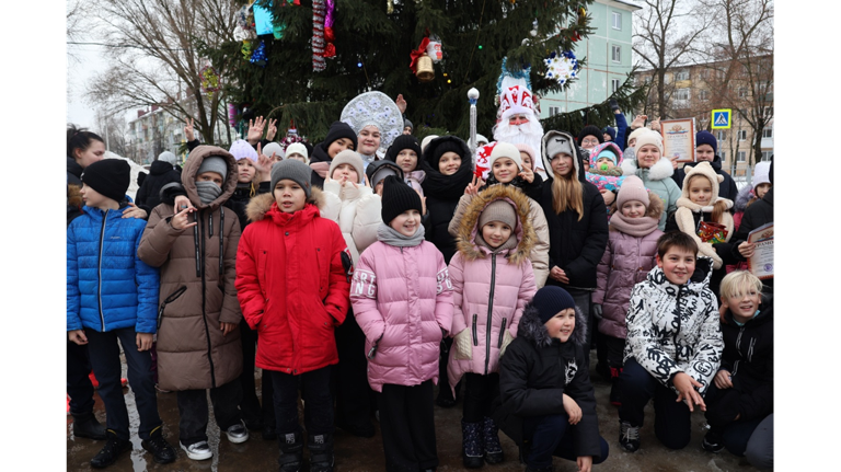 В Бежицком районе Брянска зажглись огни на новогодней елке