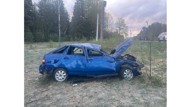 В Клетнянском районе «Лада» угодила в кювет: пострадали двое