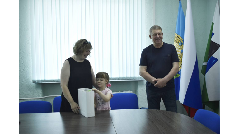 Брянская делегация в Брянке встретилась с девочкой Машей и исполнила ее мечту