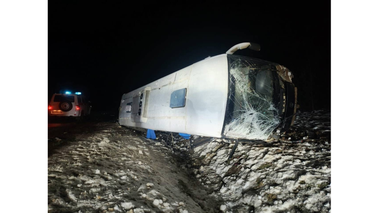 На брянской трассе автобус вылетел в кювет и перевернулся после ДТП с грузовиком