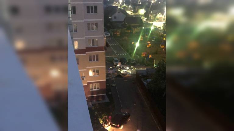 В Брянске из-за урагана обшивка дома рухнула на припаркованные автомобили