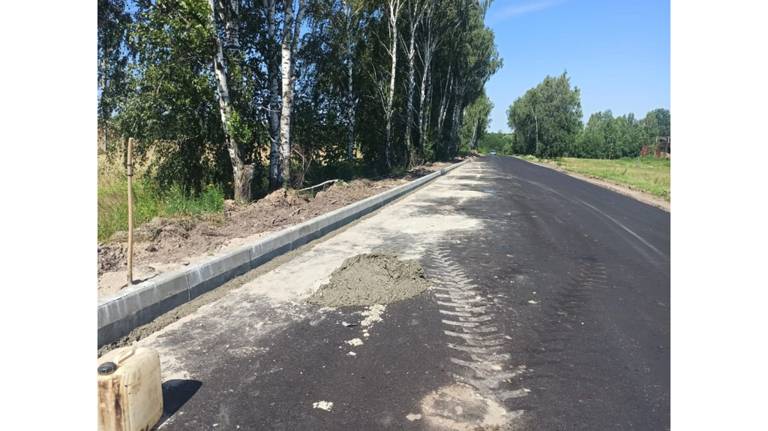 На участке дороги «Брянск-Новозыбков»-Кокино-Скуратово устанавливают бордюры