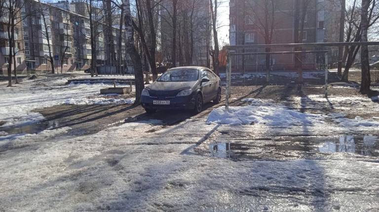 В Бежицком районе Брянска наказали 9 водителей за парковку на тротуарах