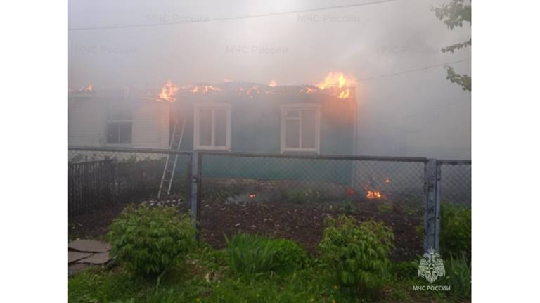В Комаричах потушили пожар в частном двухквартирном доме